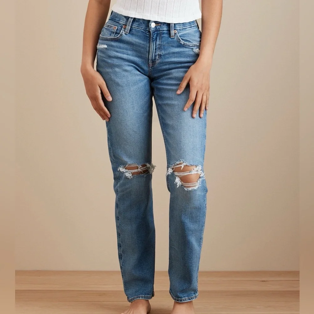 American Eagle Woman’s Stretch Curvy Light Blue Ripped Straight Jeans - Picture 3 of 4